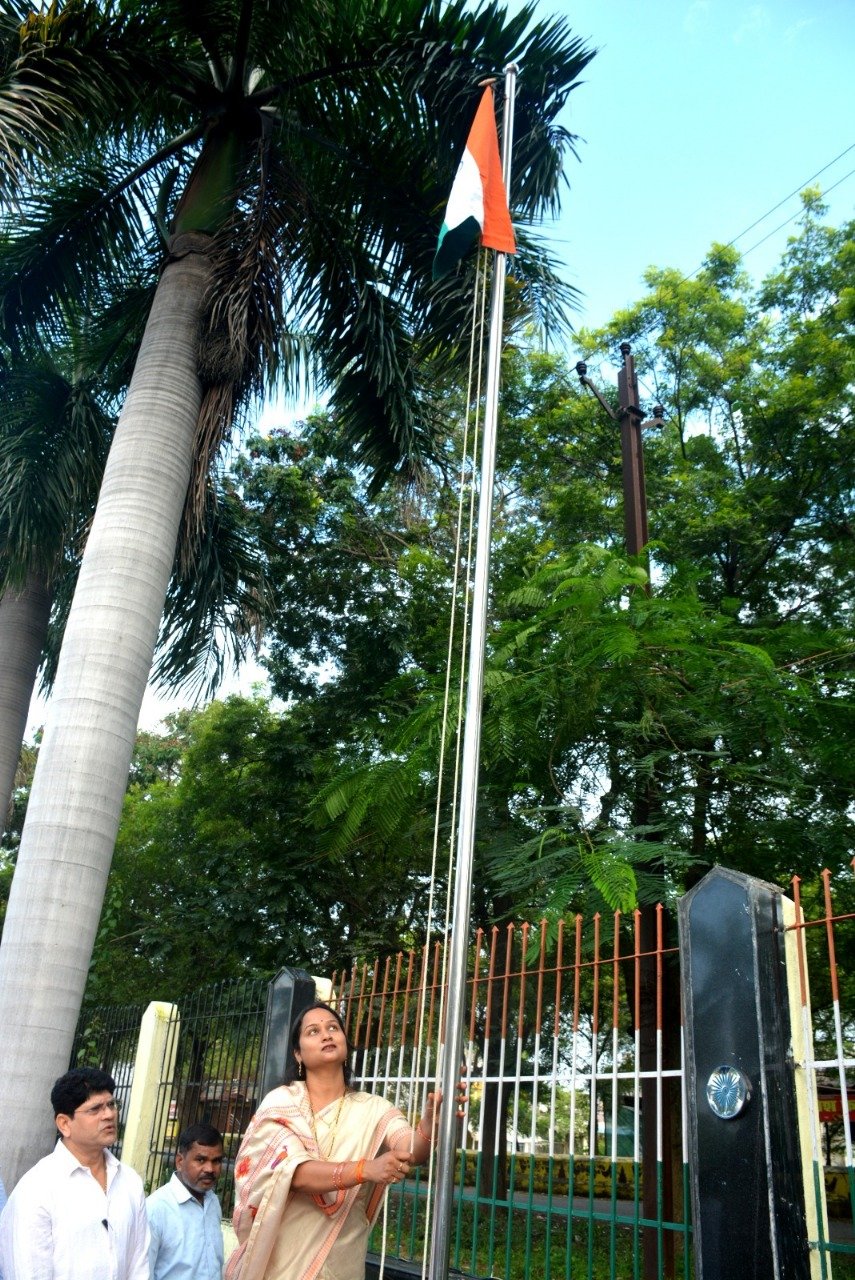 जिला पंचायत में आन-बान-शान से फहराया गया तिरंगा