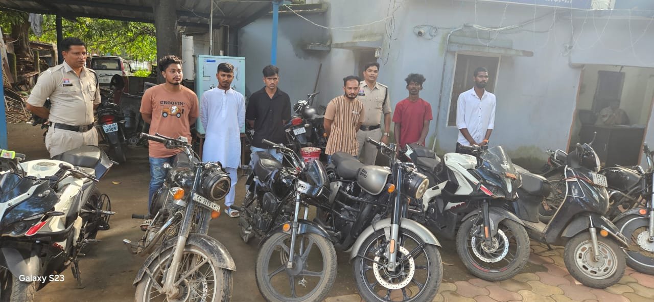 मानिकपुर पुलिस का ऑपरेशन तेज रफ्तार — 8 बाइक सवार शिकंजे में, मॉडिफाइड साइलेंसर पर कसा शिकंजा