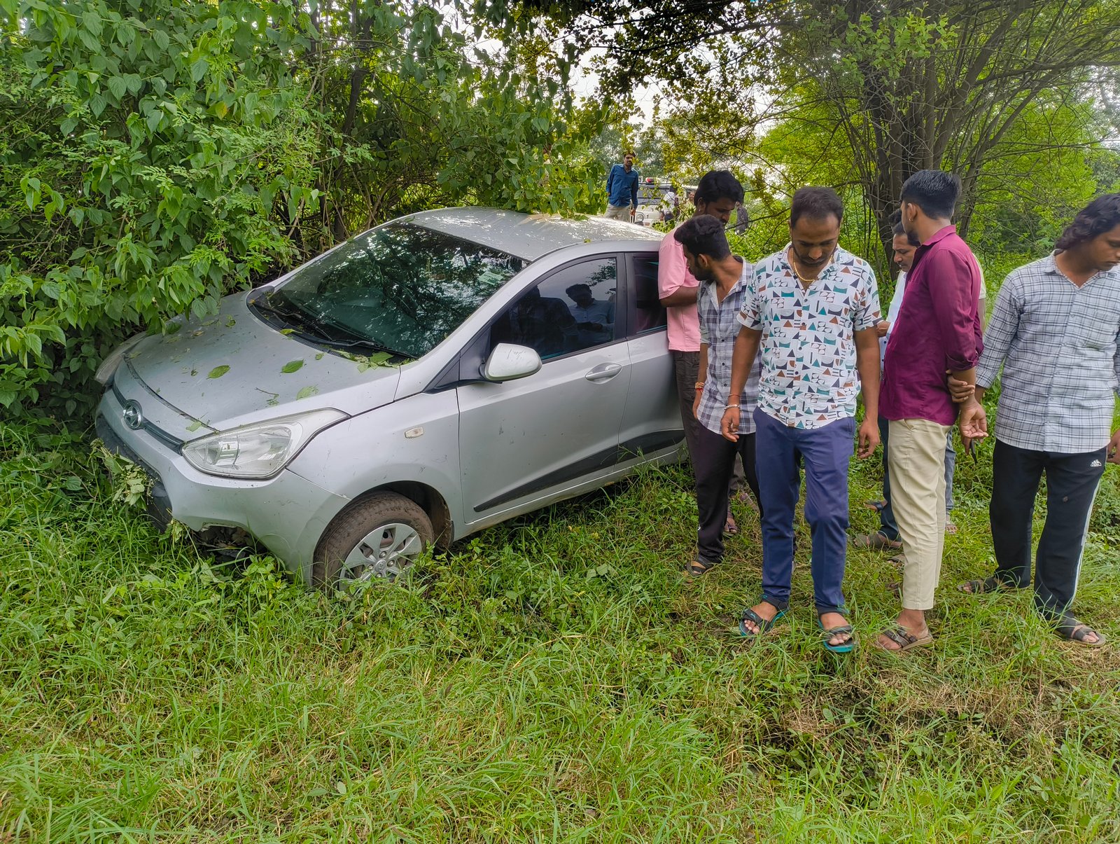 कार चालक को लगी नींद की झपकी कार खाई में उतरी बड़ा हादसा टला 