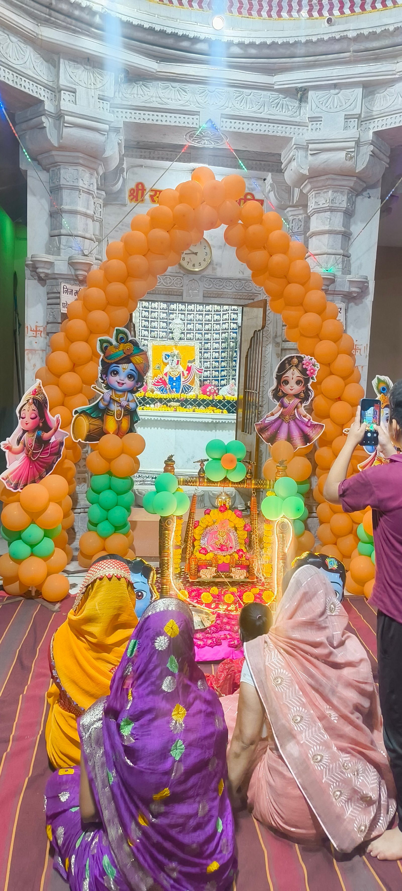 कृष्ण जन्मोत्सव पर मंदिरो में सजाई आकर्षक झाकिया, माहौल हुआ कृष्ण मय