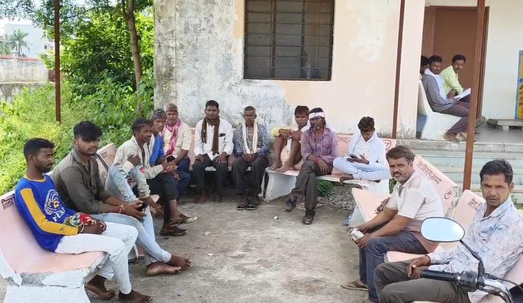 पानाडिया में खेत पर दवाई छिड़कते समय जहरीले सांप के काटने से युवक की मौत  