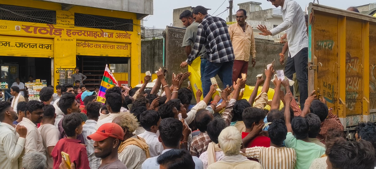 खाद की किल्लत से किसान बेहाल दुकानों पर लगीं लंबी कतारें   