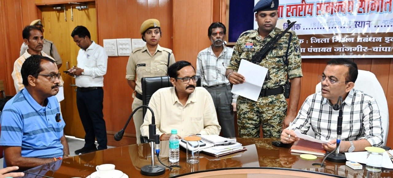 कलेक्टर ने जनदर्शन में सुनी आमजनों की समस्याएं, प्राथमिकता के साथ त्वरित निराकरण करने के दिए निर्देश...