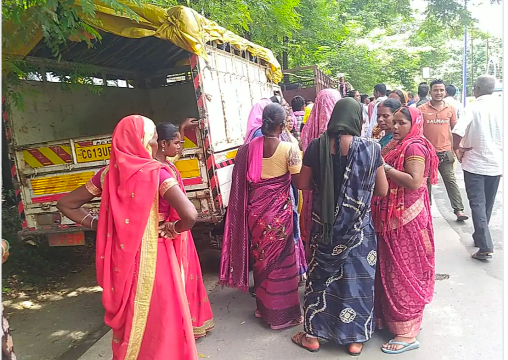 सेंद्रीपाली के ग्रामीण बड़ी संख्या में पहुचे कलेक्ट्रेट, क्या था मामला, पढ़ें खबर