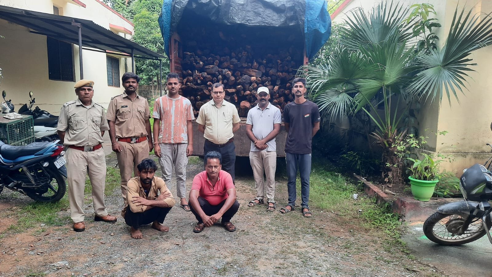 अवैध खैर लकड़ी परिवहन करते ट्रक जब्त, दो आरोपी गिरफ्तार