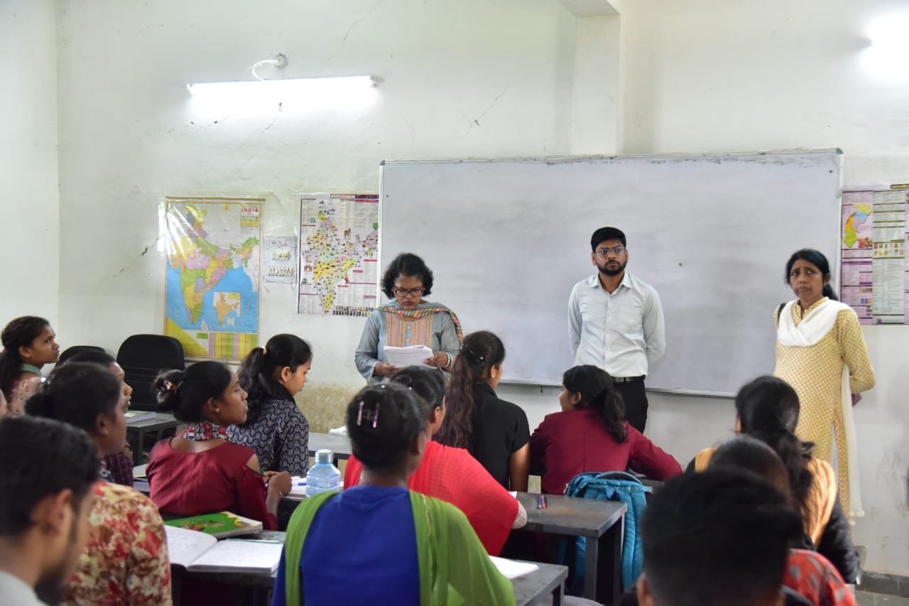 कोंडागांव कलेक्टर नूपुर राशि पन्ना ने लक्ष्य कोचिंग सेंटर का किया निरीक्षण, युवाओं को दिए सफलता के मंत्र