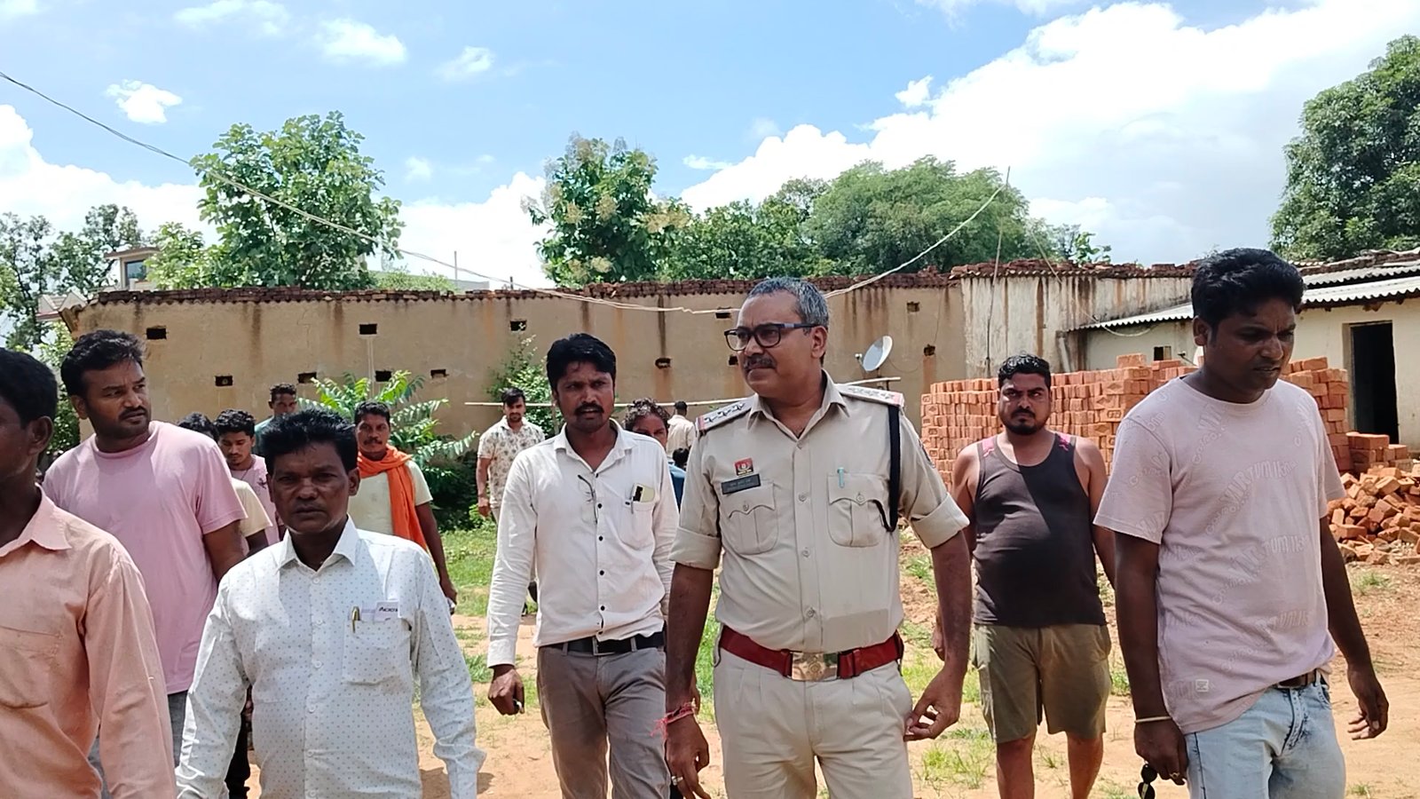 अवैध महुआ शराब बिक्री की शिकायत पर सेंद्रीपाली पहुंचे करतला पुलिस