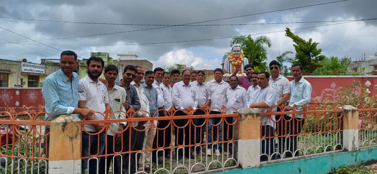 कांग्रेस कार्यकर्ताओं ने राजीव गांधी की जन्म जयंती मनाई, दी श्रद्धांजलि