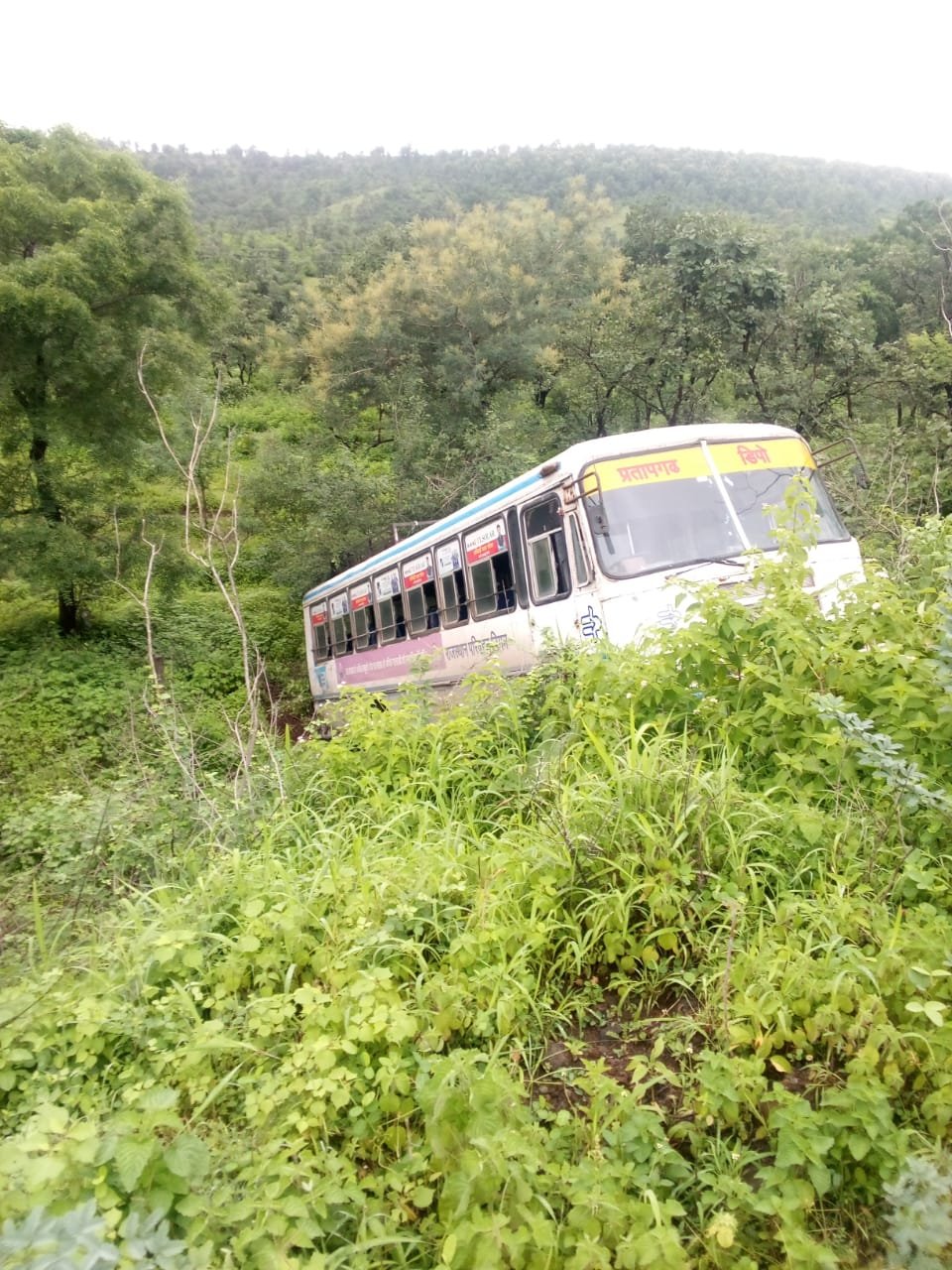 ब्रेक पाइप फटने से रोडवेज बस अनियंत्रित होकर खाई में उतरी
