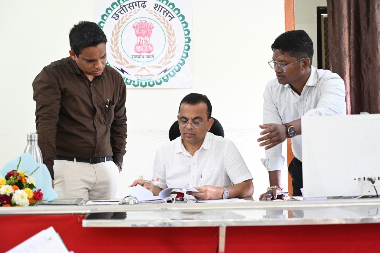 कलेक्टर ने किया तहसील कार्यालय पामगढ़, शिवरीनारायण का औचक निरीक्षण...