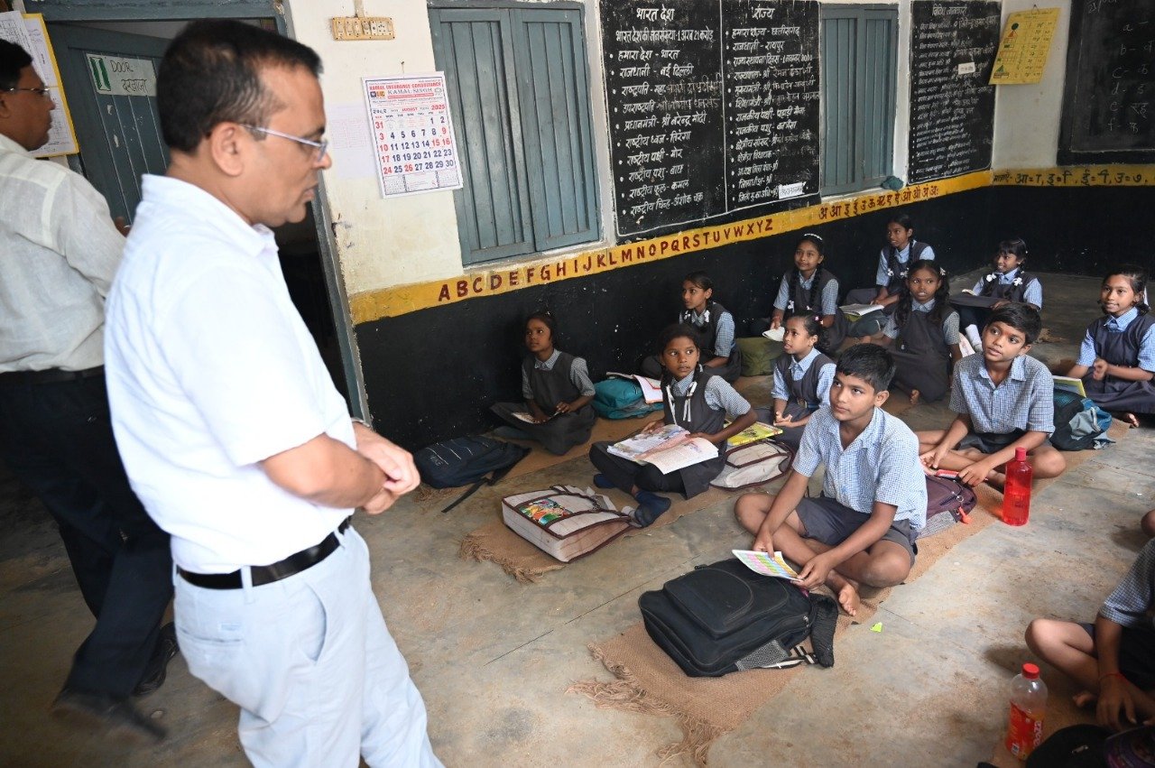 कलेक्टर ने उप पंजीयक कार्यालय व स्कूल का किया निरीक्षण...