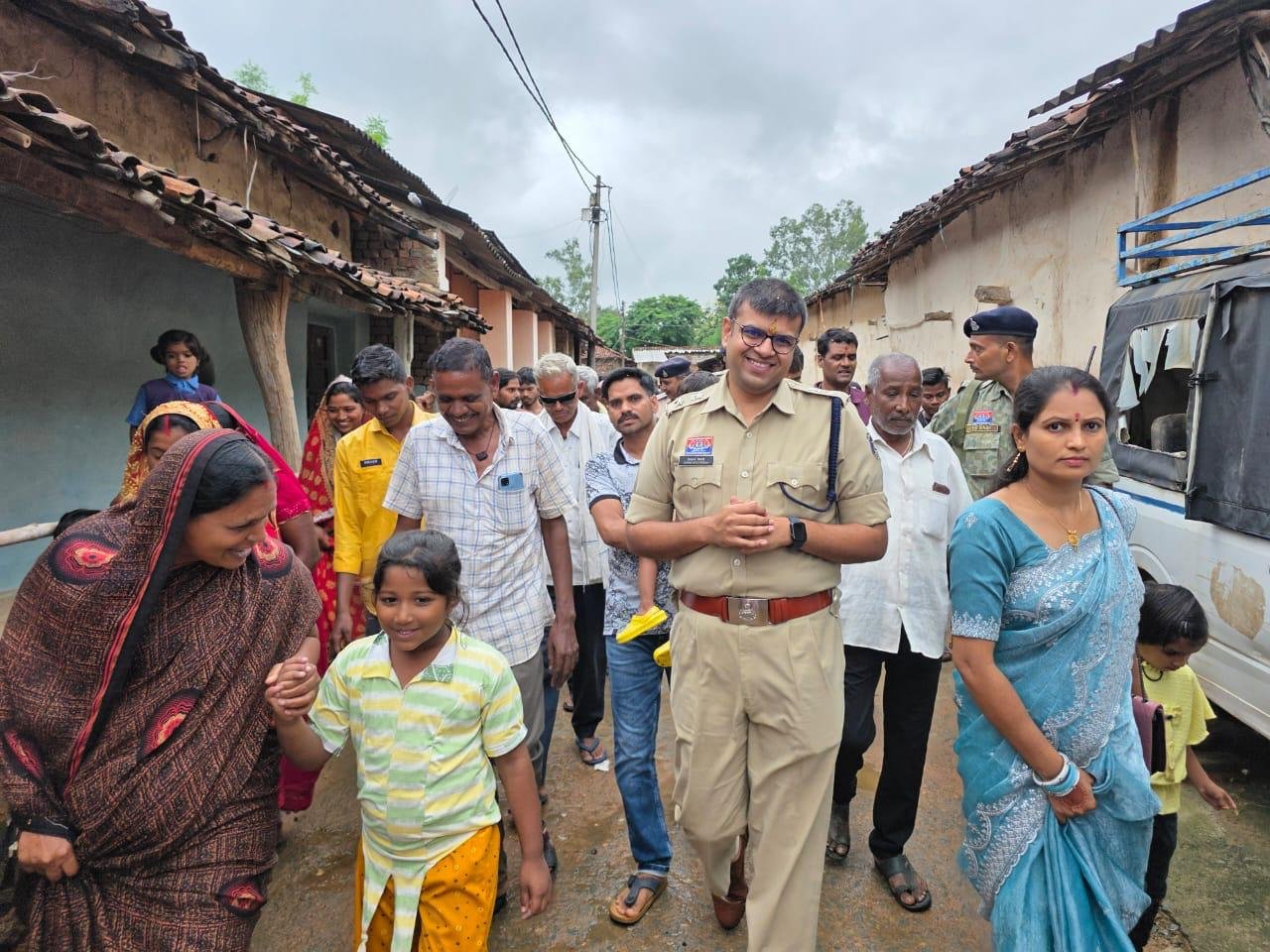 नवाडीह में पुलिस अधीक्षक कोरबा सहित पूरी टीम का ग्रामीणों ने किया सम्मान