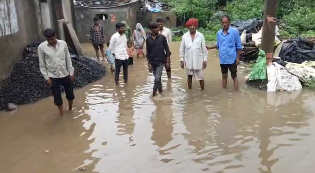 चाचाखेड़ी में नाला निर्माण नहीं होने से ग्रामीणों के घरो में घुसा पानी,घरो में सोने बैठने की परेशानी 