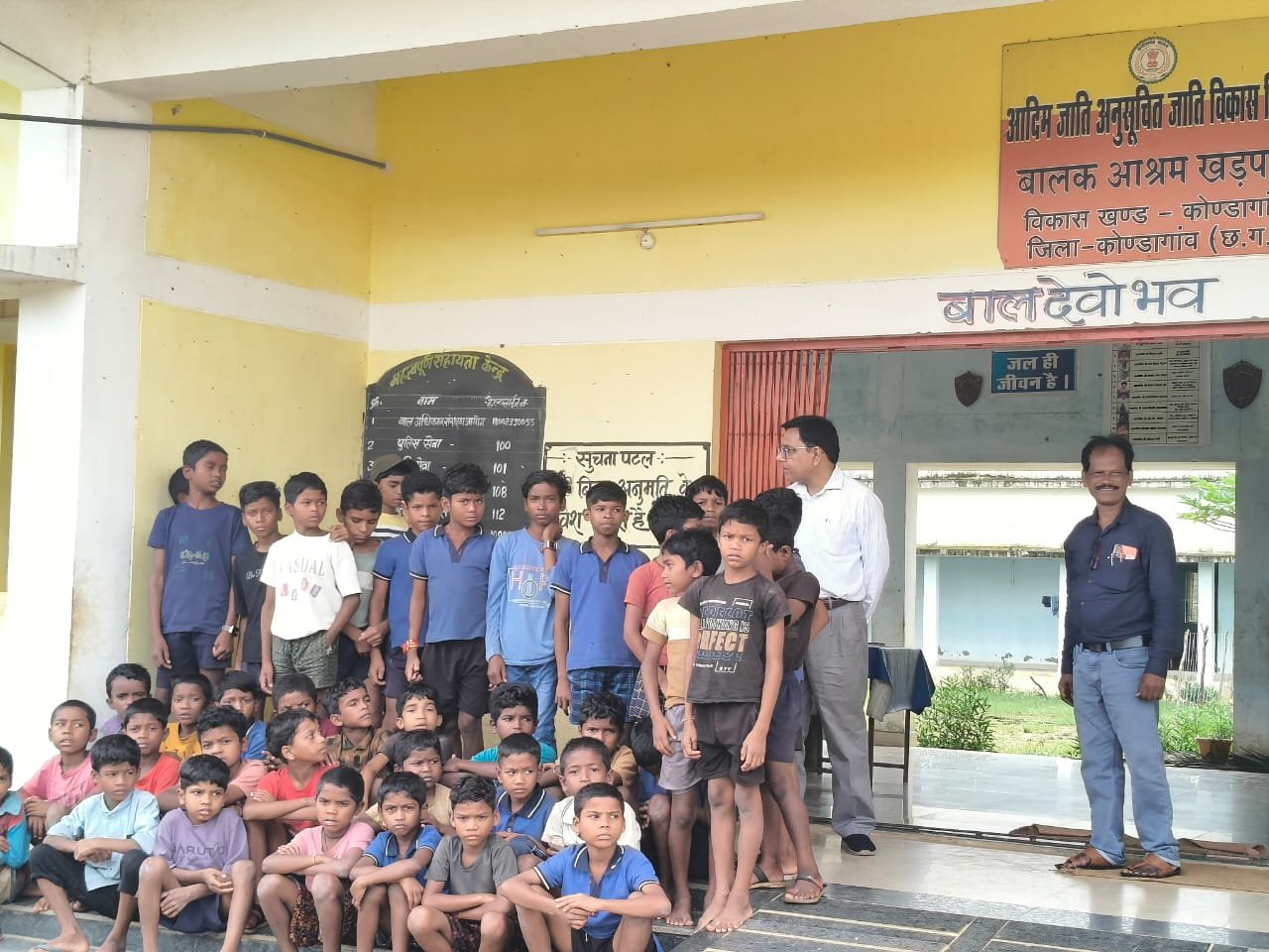 कोंडागांव में स्वास्थ्य व्यवस्था का जायज़ा लेने पहुंचे सीएमएचओ डॉ. आर.के. चतुर्वेदी: जर्जर भवन, बीमार छात्र, वैक्सीनेशन और सुरक्षित प्रसव योजनाओं पर विशेष ध्यान