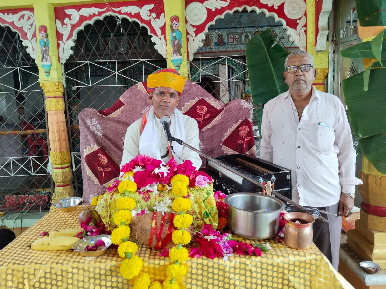 चकुन्डा में चल रही श्रीमद्भागवत कथा पंडाल में उमड़े ग्रामीण