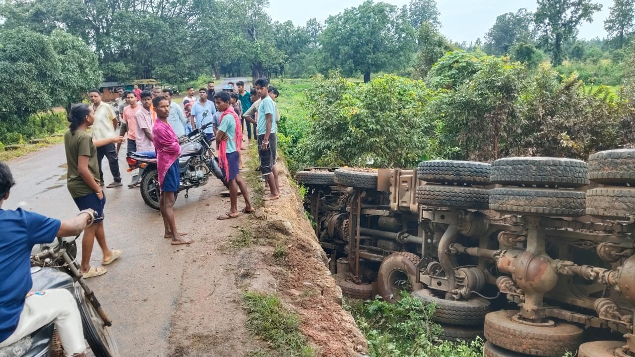 बफना पुलिया के पास मुरूम से भरी ट्रक पलटी, बाल-बाल बचे चालक – वाहन क्षतिग्रस्त