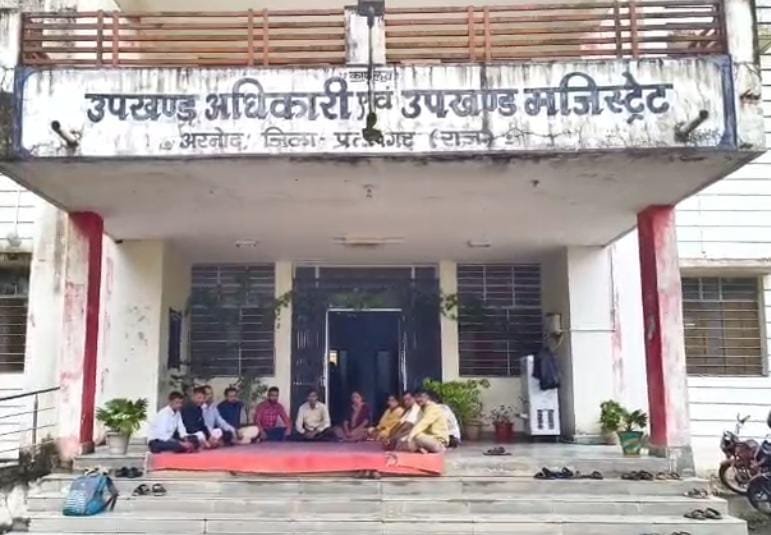 लालसोट प्रकरण को लेकर अरनोद में राजस्व सेवा परिषद का धरना  दोषियों की गिरफ्तारी व सरकारी कार्मिकों की सुरक्षा की उठी मांग