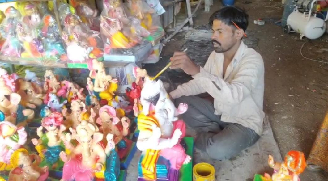 गणेश चतुर्थी की तैयारियां जारीः मूर्तियों को अंतिम रूप देने में जुटे कलाकार, 200 से 25 हजार रुपए तक की प्रतिमा उपलब्ध
