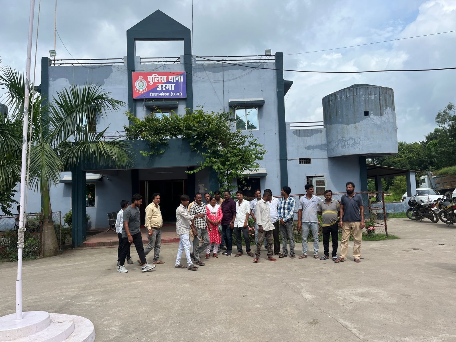 पूर्व जनपद सदस्य की गुंडागर्दी, ग्रामीणों ने सामुहिक रूप से किया थाने में शिकायत, FIR दर्ज