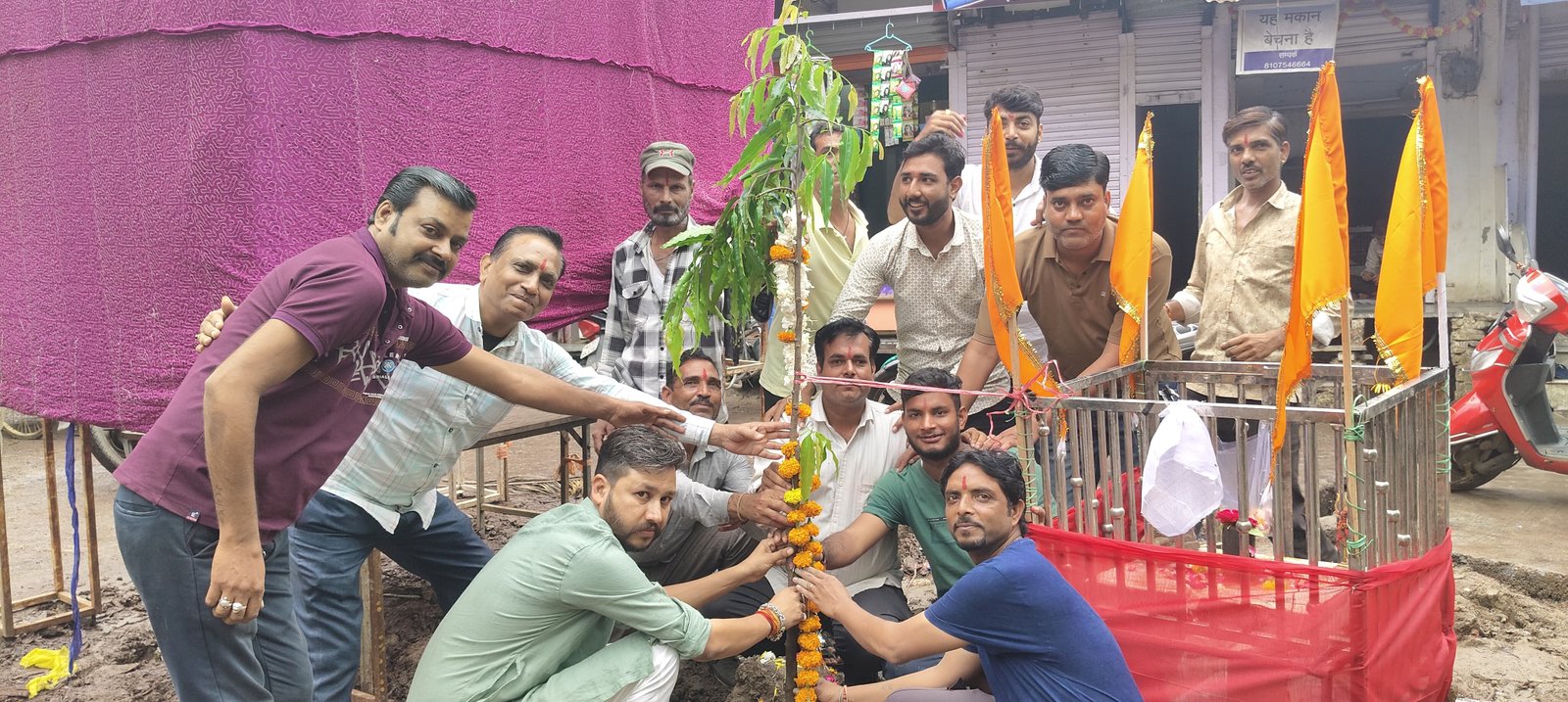 बरगद का पेड़ गिरने से नगरवासियों ने लगाया नया पौधा, सुरक्षा का लिया संकल्प