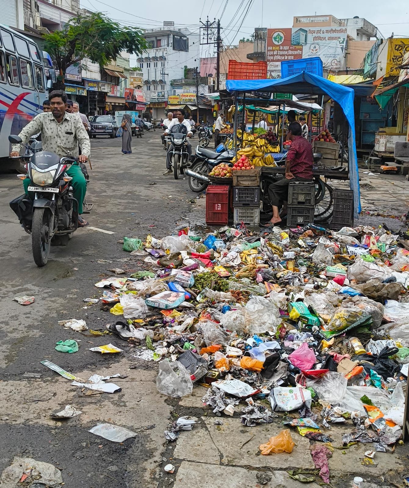 हड़ताल से पूरे कस्बे में कचरे के लगे ढेर, लोग बदबू व गंदगी से हुए परेशान, सफाई कर्मियों ने की बकाया भुगतान की मांग