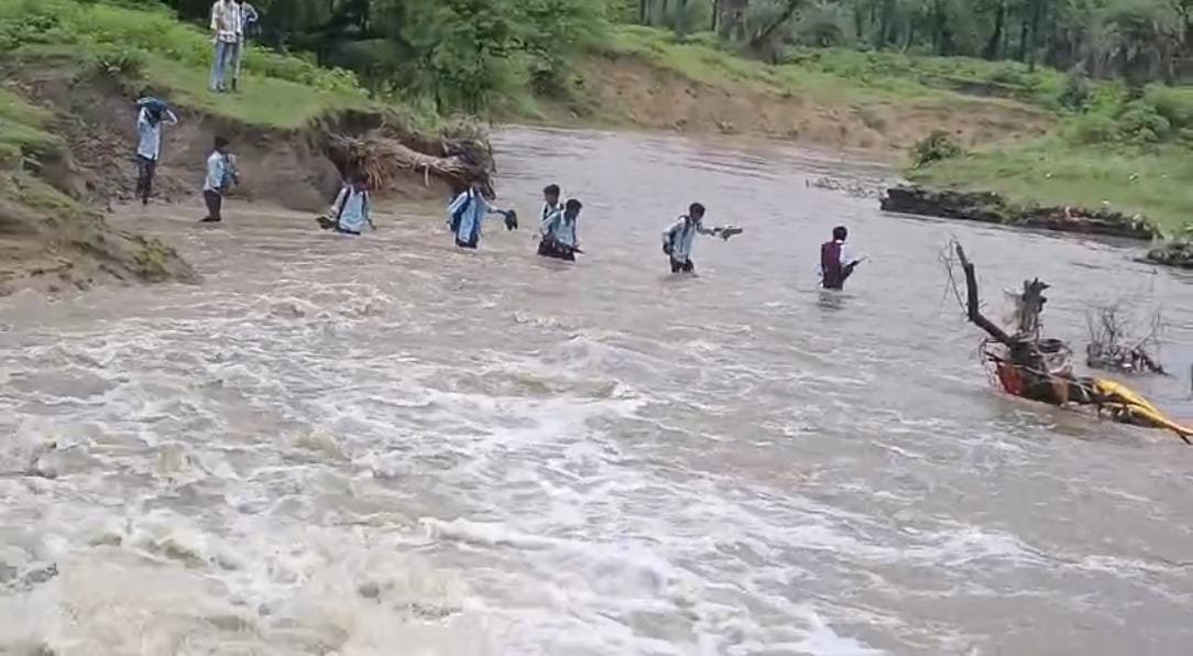 पुलिया के अभाव में खतरे में स्कूली बच्चों की जान, बीईईओ ने कार्यवाहक प्रधान को थमाया नोटिस