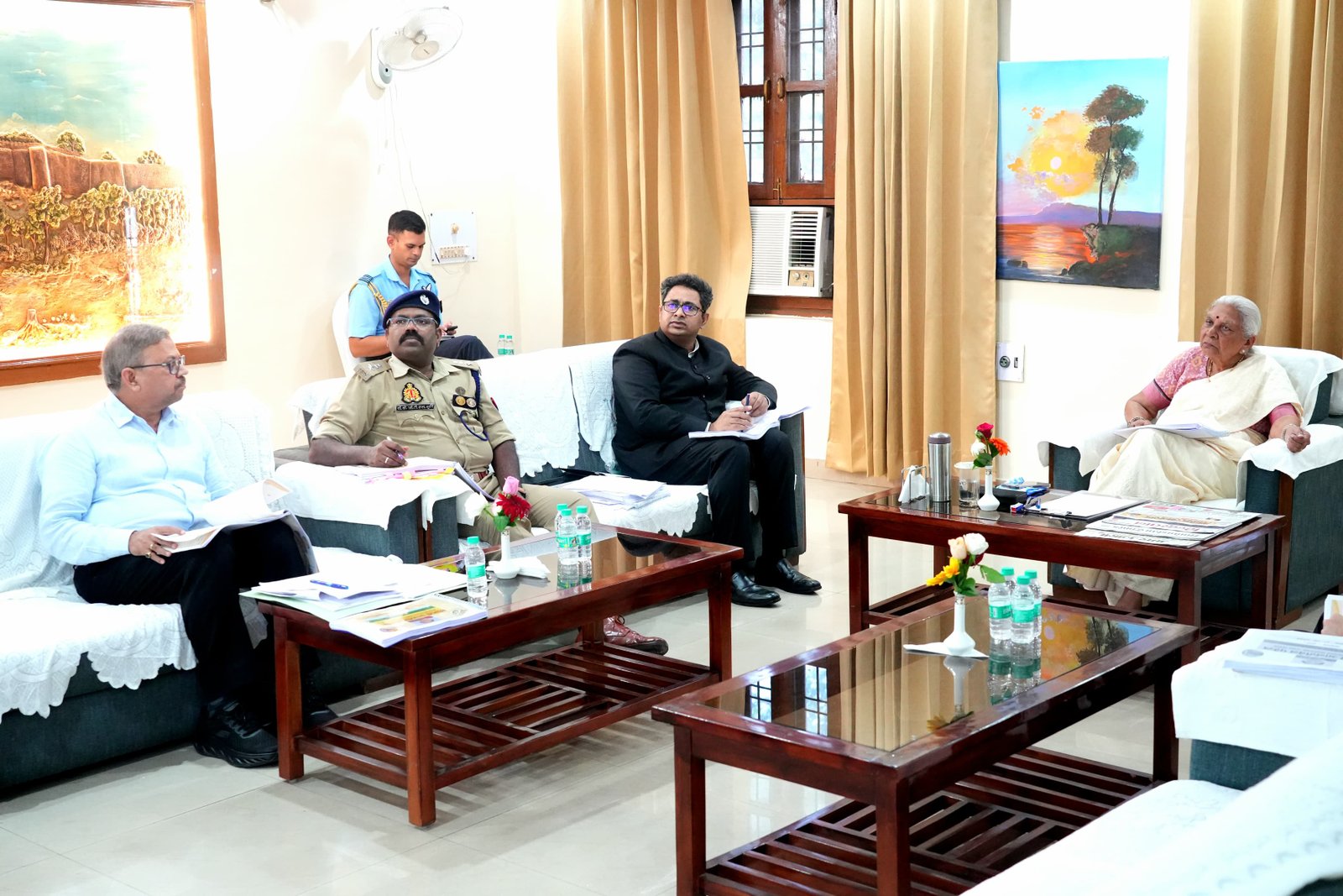 राज्यपाल ने की जनकल्याणकारी योजनाओं की समीक्षा बैठक