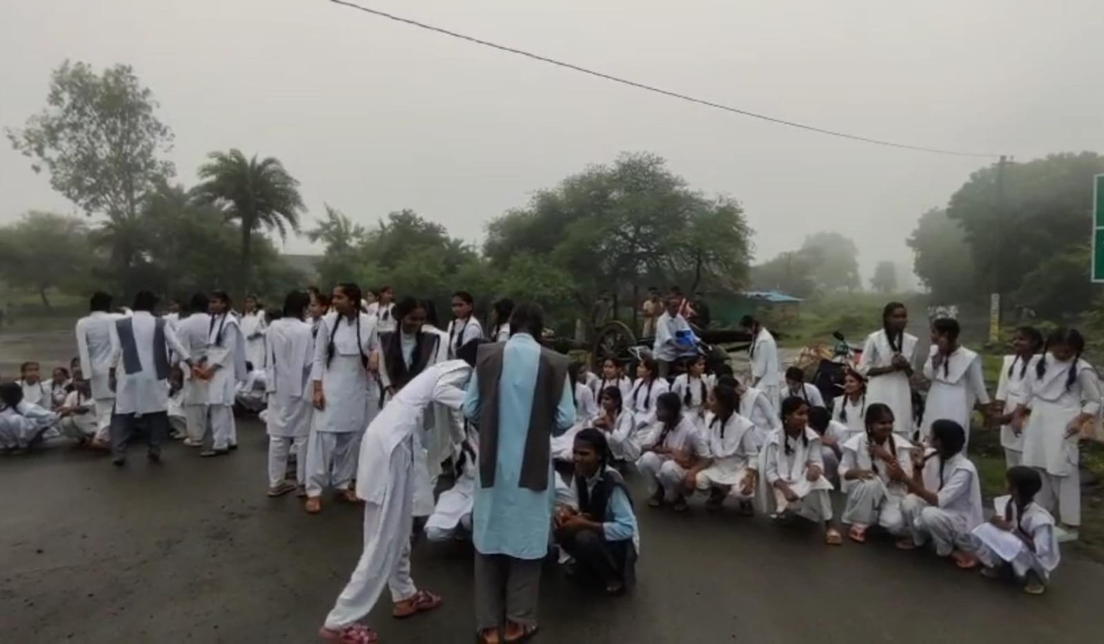 अरनोद उपखण्ड के कोदीनेरा विद्यालय में गेट के बाहर ताला लगाकर बच्चों ने कि सड़क जाम   