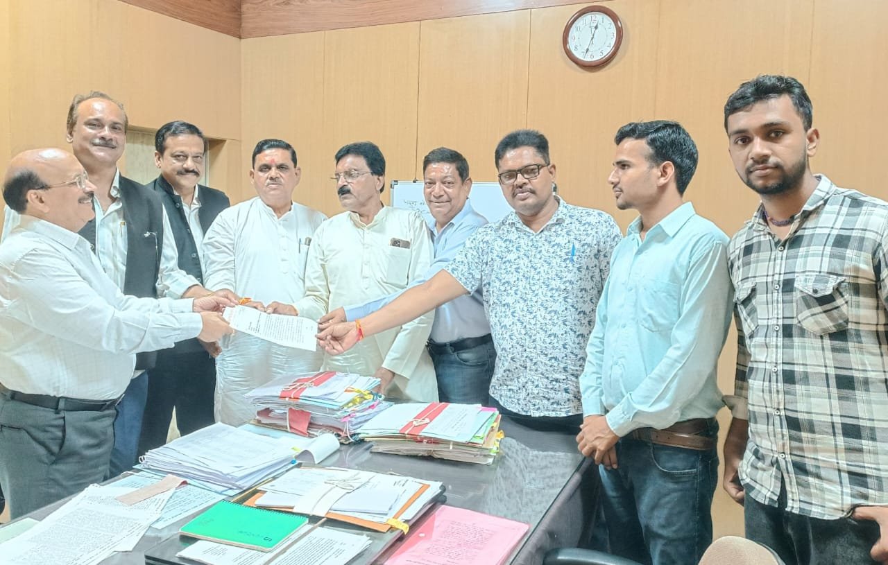 ओरछा की सरकारी जमीन घोटाले पर बुंदेलखंड निर्माण मोर्चा सख्त, आयुक्त को सौंपा ज्ञापन