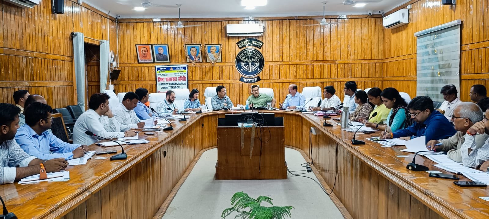 ऋण पत्रावलियों का समय से निस्तारण करें बैंक: जिलाधिकारी अधिक से अधिक कृषकों को जारी की जाय केवाईसी