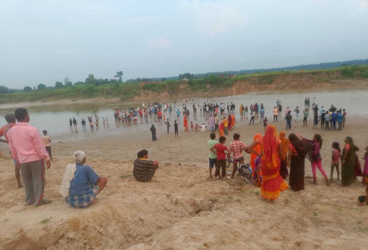  उत्तर प्रदेश महराजगंज जिले में टेढ़ी घाट रोहिन नदी के पानी के तेज बहाव में बह गया, 20 वर्षीय युवक तलाश जारी, परिजनों का रो-रो कर बुरा हाल