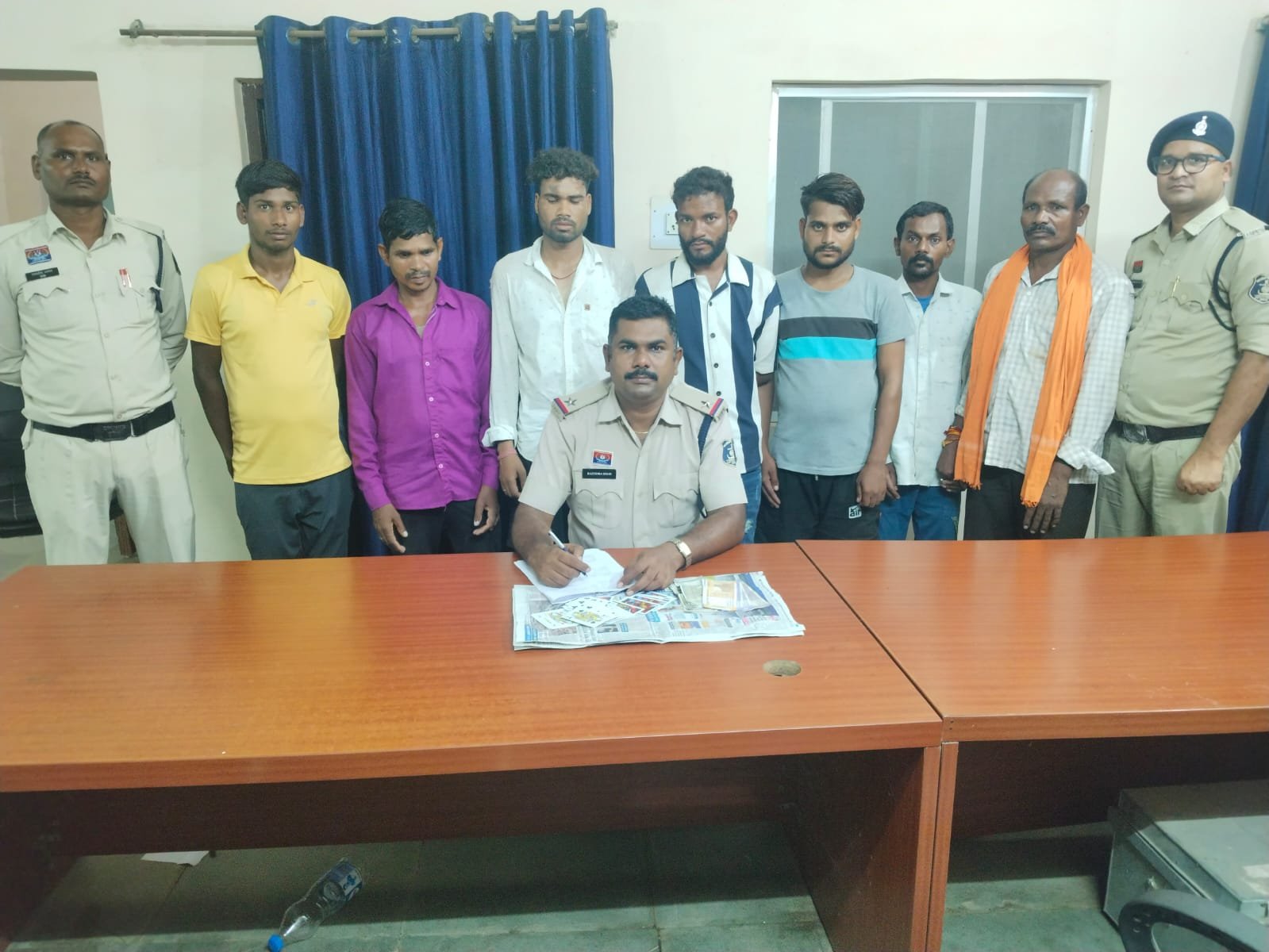 कोटमीसोनार में पुलिस की दबिश 07 जुआरियों को रंगेहाथ गिरफ्तार, नगदी और ताश की गड्डी जब्त