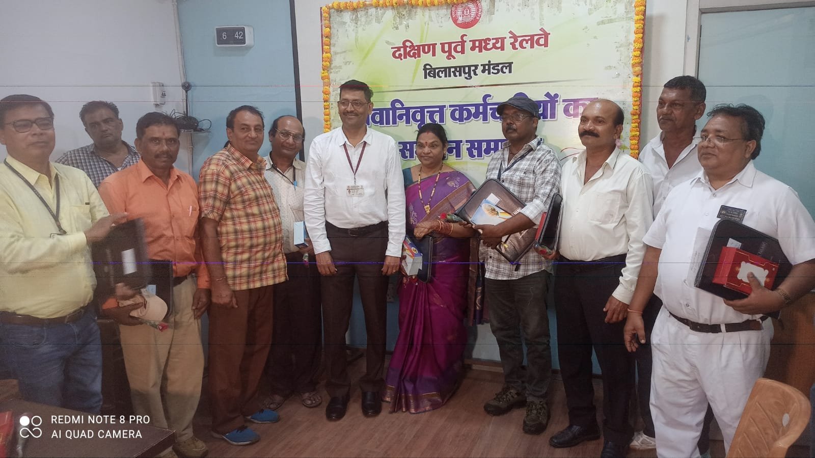 दक्षिण पूर्व मध्य रेलवे में अगस्त माह में सेवानिवृत्त हुए 13 रेलकर्मी, सम्मान समारोह में दी गई भावभीनी विदाई