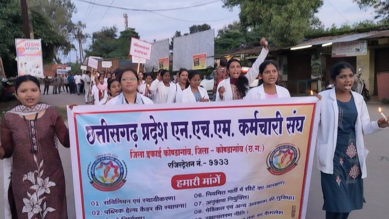 एनएचएम संविदा कर्मियों का 13वें दिन भी आंदोलन जारी, मशाल व कैंडल रैली से सरकार को चेताया