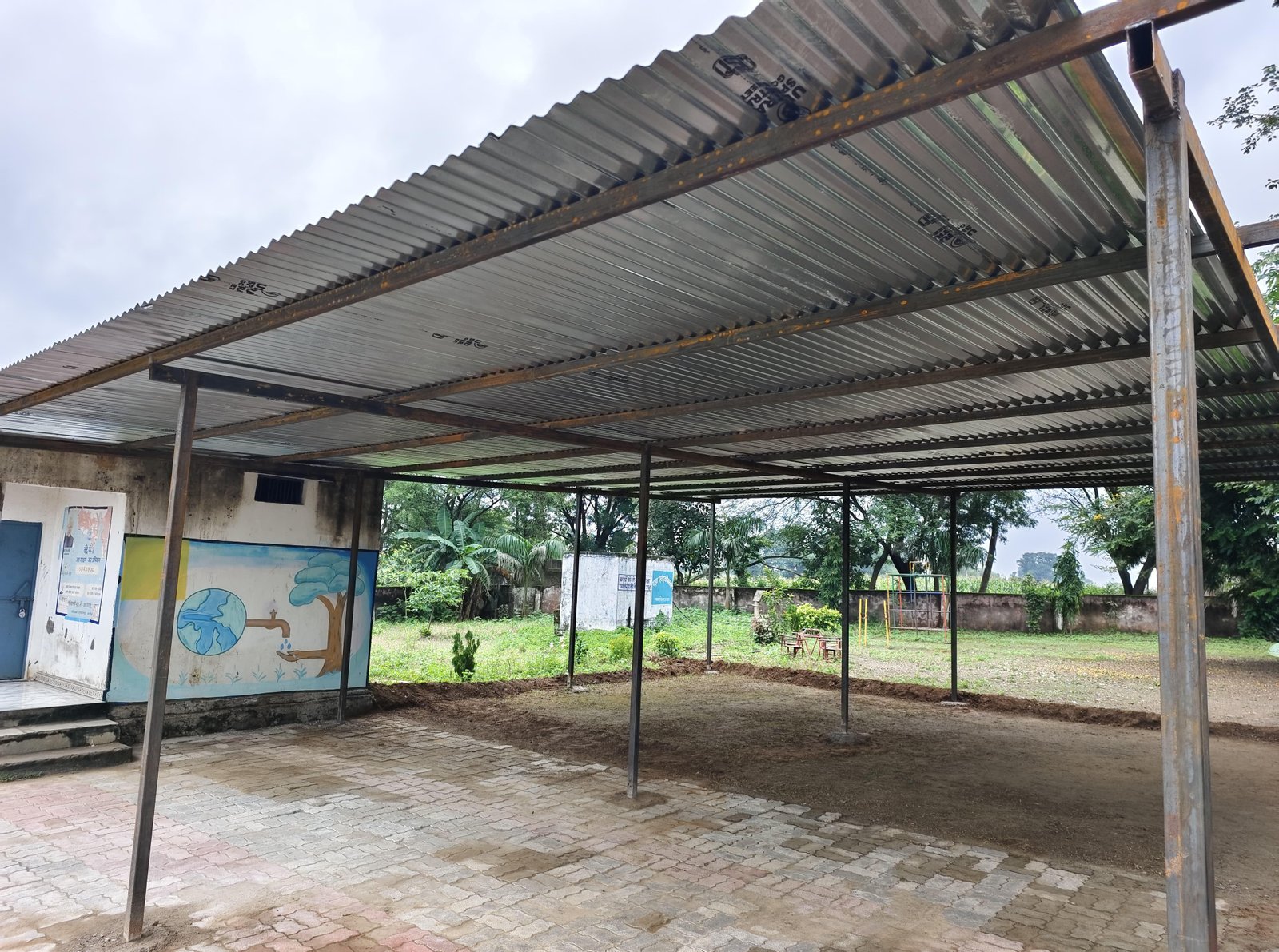 राजकीय प्राथमिक विद्यालय परपटिया में अभिभावकों तथा सरपंच के सहयोग से बना टीन शेड 