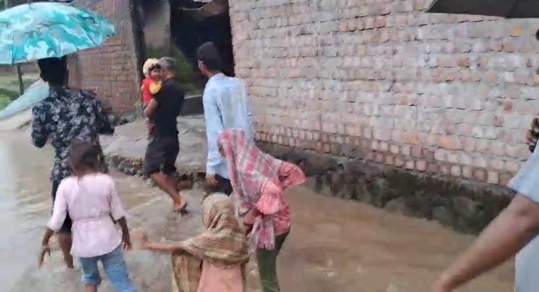चुपना गांव में घरों में घुसा पानी, ग्रामीण बेहाल