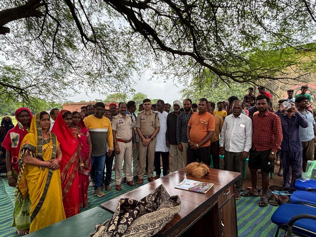 पामगढ़ थाना प्रभारी मनोहर सिन्हा ने पामगढ़ क्षेत्र के सबरिया समाज के लोगों के बीच पहुंचकर चौपाल लगाकर किया जनसंवाद...