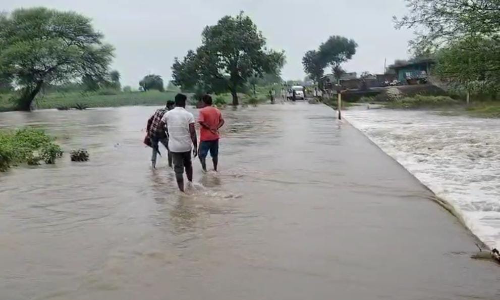  दलोट उपखंड चकुंडा लगातार हो रही बारिश से जन जीवन अस्त व्यस्त