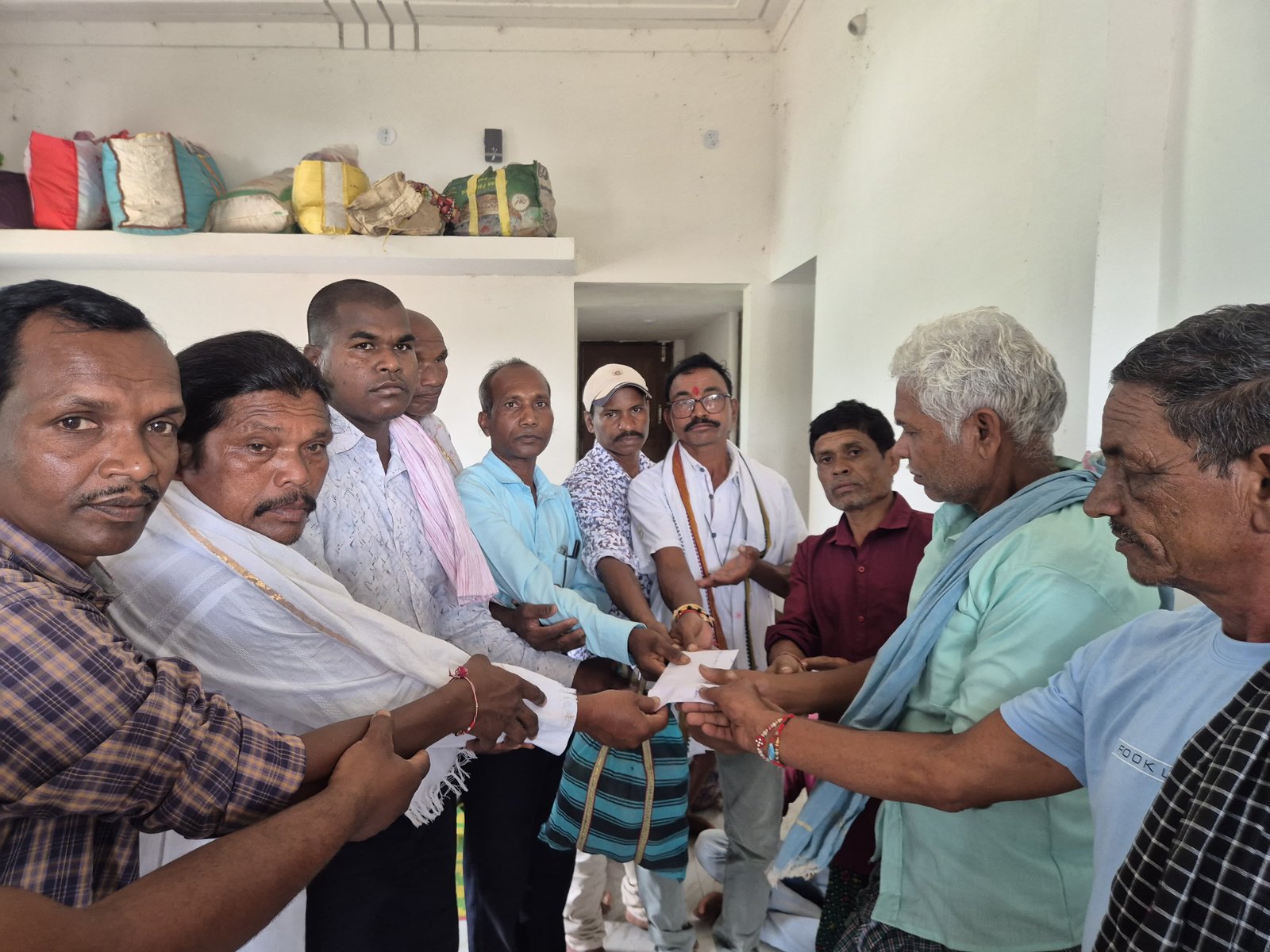 मरार समाज ग्राम समिति बनियागांव ने मांदर के बाढ़ पीड़ितों के लिए बढ़ाया मदद का हाथ