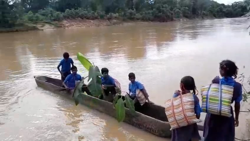 अधूरे पुल निर्माण ने स्कूली बच्चों की जान को डाला जोखिम में