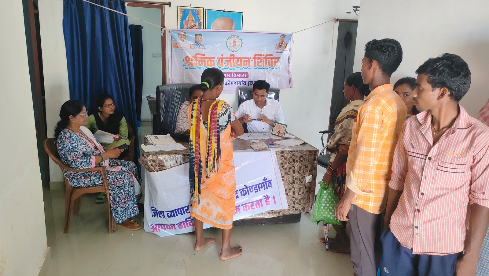 कोंडागांव विधायक लता उसेंडी के प्रयास से ग्राम वन सिरसी में श्रम एवं उद्योग विभाग का शिविर आयोजित, ग्रामीणों को मिला श्रम कार्ड और योजनाओं की जानकारी 