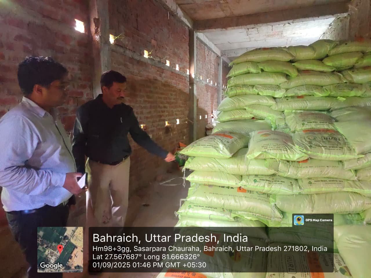 उवर्रक बिक्री केन्द्रों का सीडीओ ने किया औचक निरीक्षण  मौजूद किसानों से किया संवाद  शासन के मंशानुसार यूरिया वितरण के दिये निर्देश