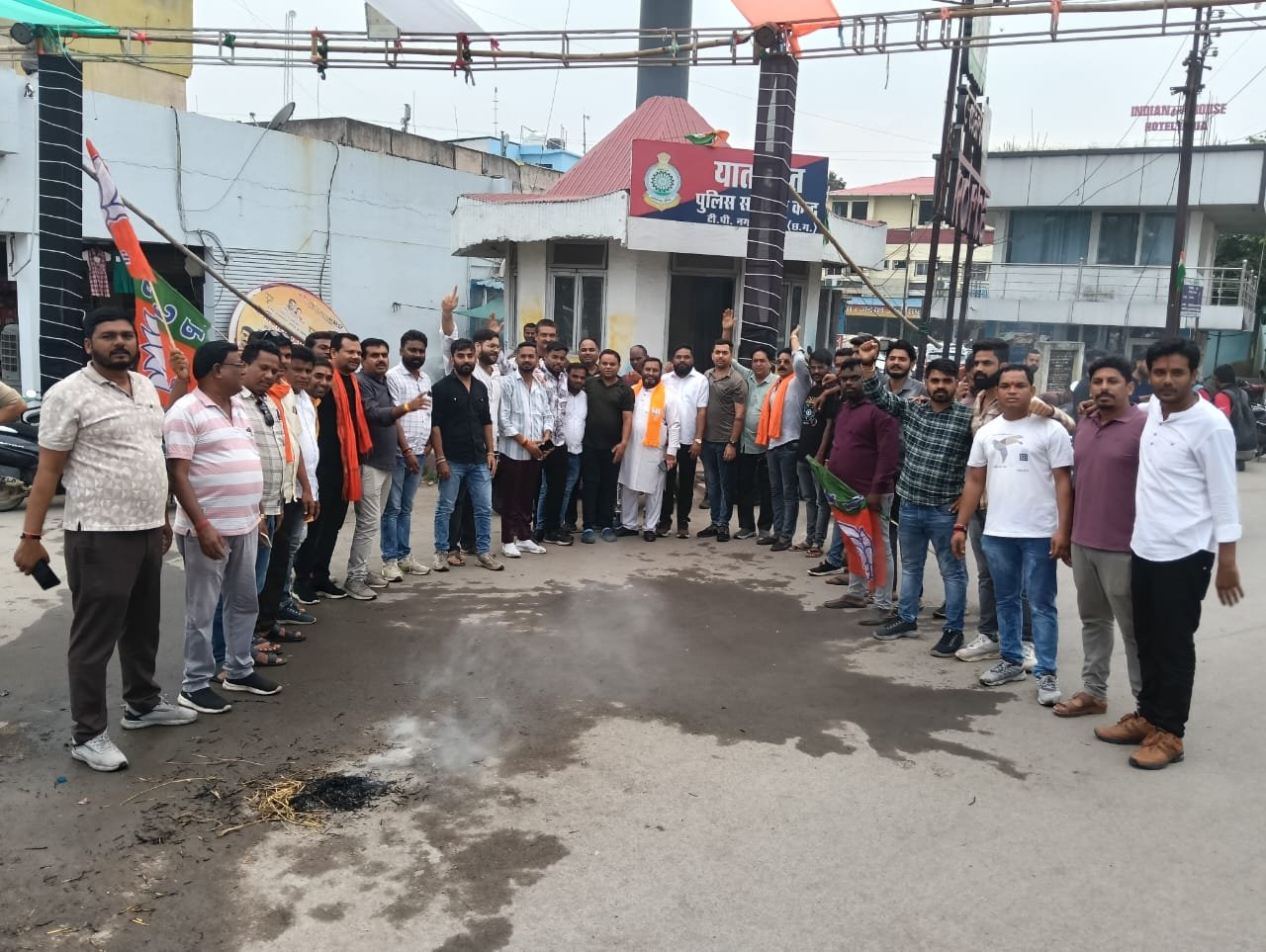 टीपी नगर चौक पर राहुल गांधी और कांग्रेस का पुतला फूंका – भाजयुमो ने कहा....