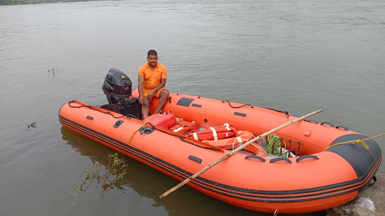 मोटरसाइकिल का साइड स्टैंड टूटा, व्याख्याता माही नदी में गिरे, मौत – 20 घंटे बाद भी लापता