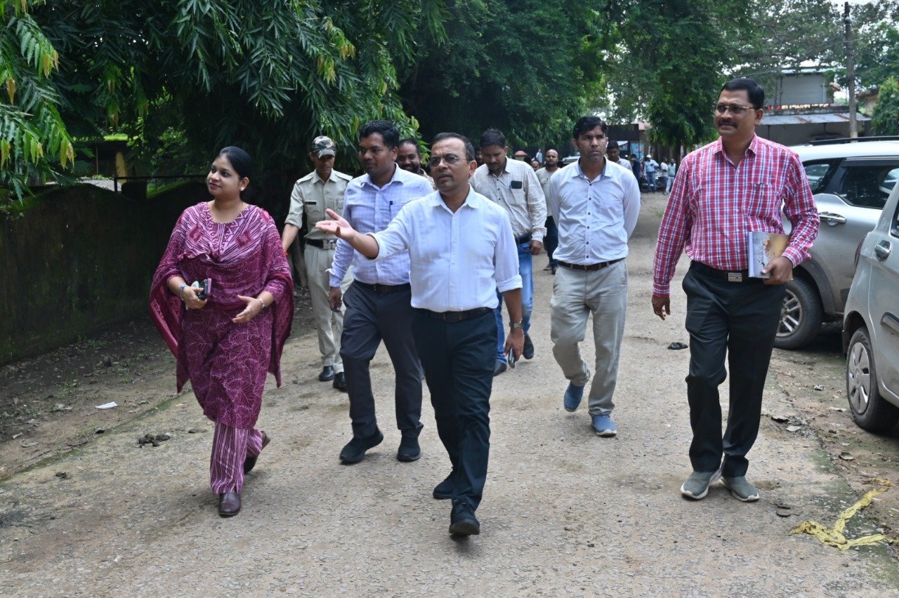 कलेक्टर ने तहसील कार्यालय बम्हनीडीह, जनपद पंचायत कार्यालय का किया औचक निरीक्षण...