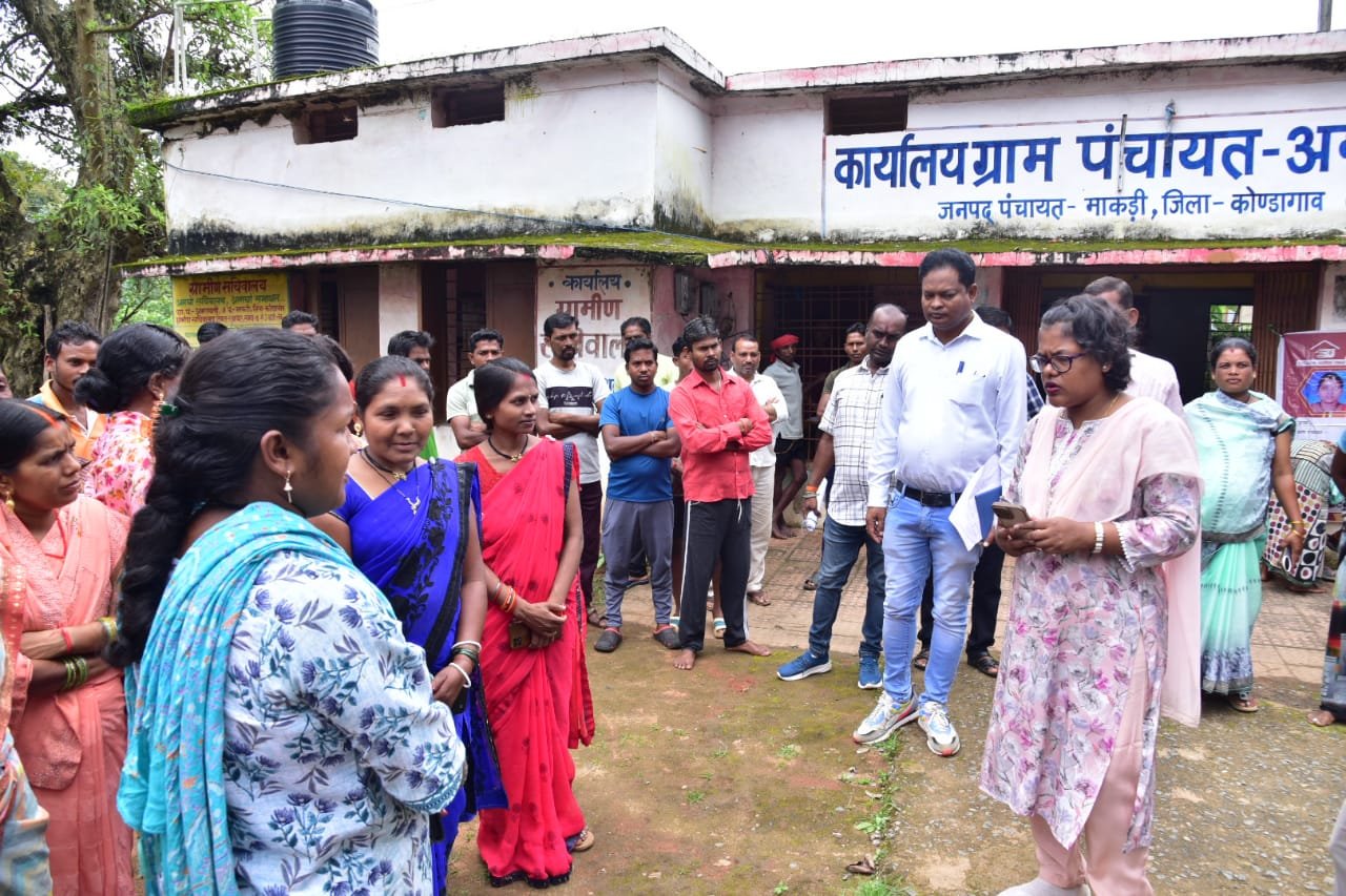 कलेक्टर नूपुर राशि पन्ना ने माकड़ी क्षेत्र का किया दौरा, विद्यालय, आंगनबाड़ी, आश्रम छात्रावास और डिजिटल क्रॉप सर्वे कार्य का लिया जायजा