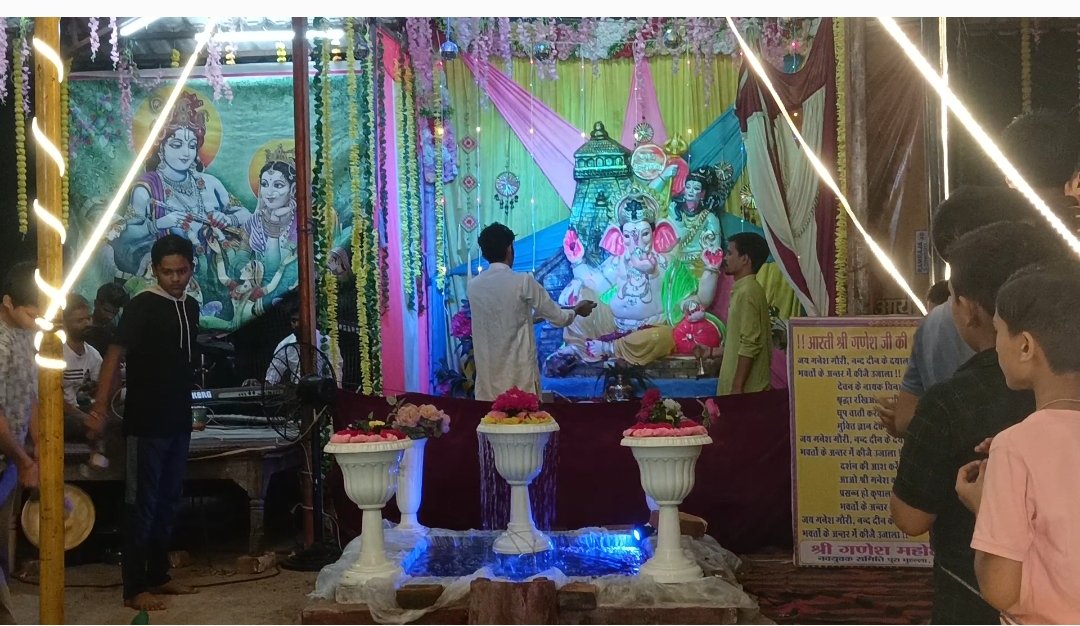 गणपति बप्पा मोरया के जयकारों से गूंजा कस्बा,गणेश पंडाल में सैकड़ों की संख्या में पहुंचे श्रद्धालु
