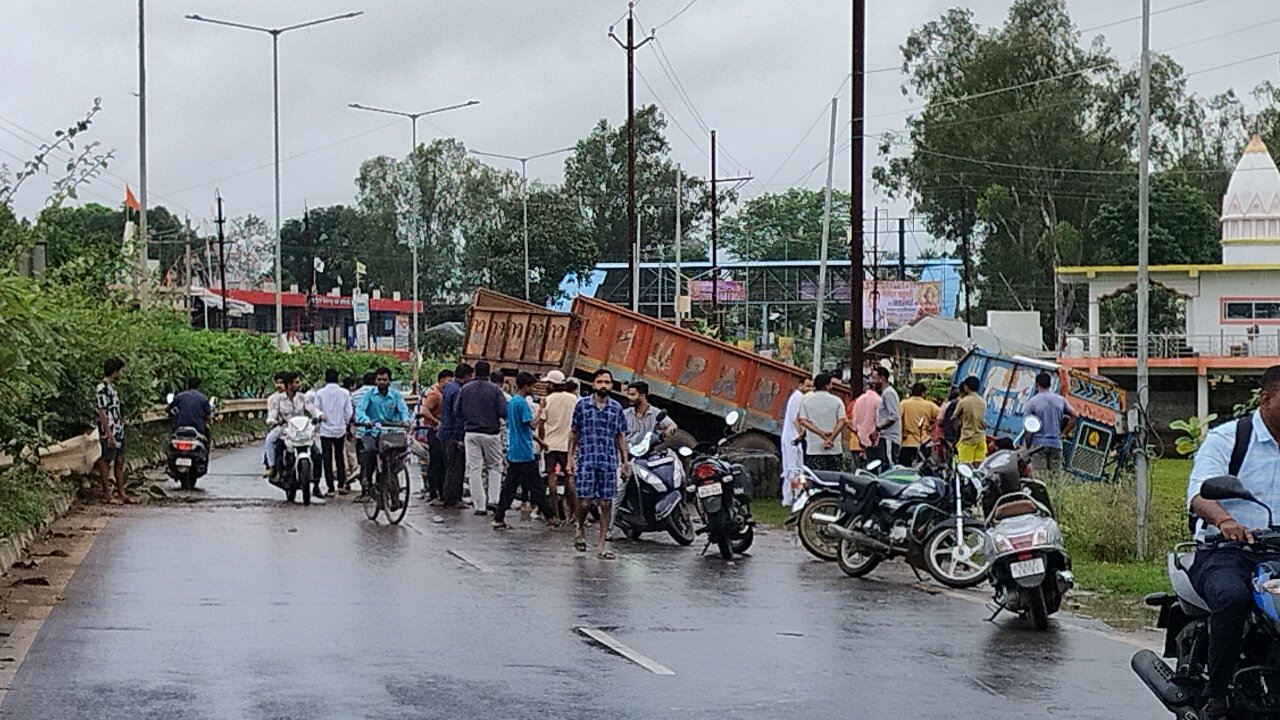 कोंडागांव में बड़ा हादसा टला: लोह अयस्क से भरी ट्रक बंधा तालाब में घुसी, कोई जनहानि नहीं