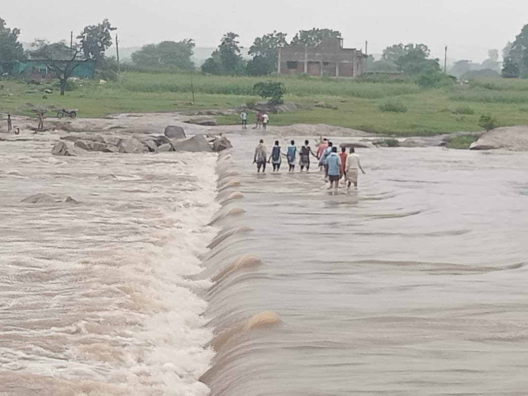 बरसात में एराव नदी पुलिया बनी जीवन-मरण का सवाल, स्कूली बच्चों की सुरक्षा पर संकट