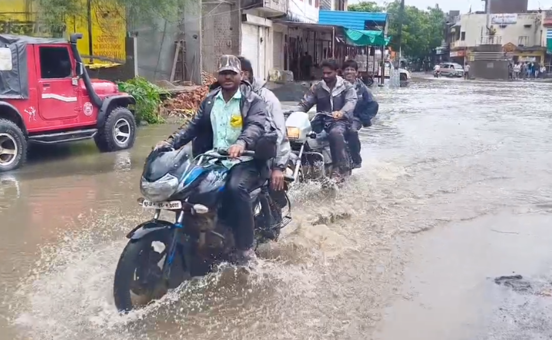 अरनोद में मूसलाधार बारिश से हाहाकार  नदी-नाले उफान पर, रास्ते ठप,फसलें डूबीं, कच्चे मकान गिरे
